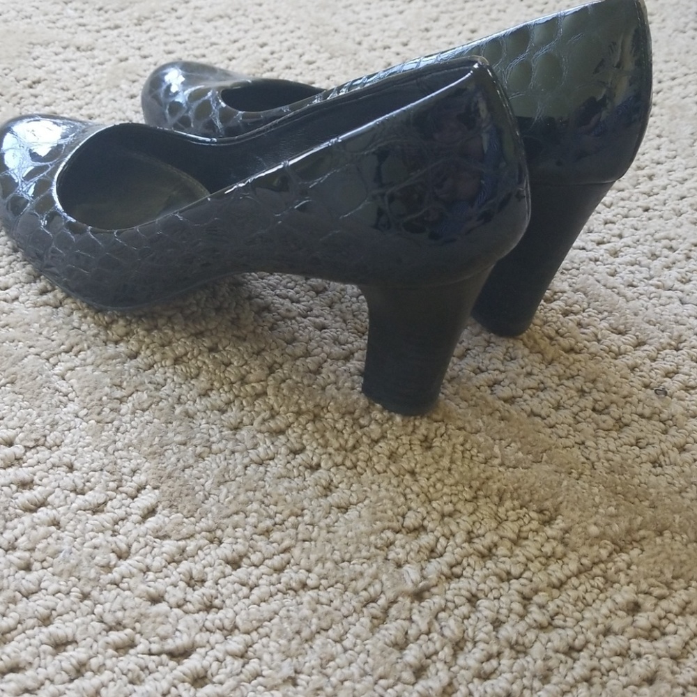 Heels - Picture 2 of 3